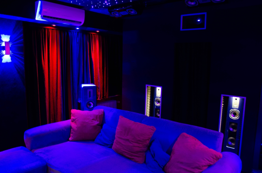 Dedizierter Heimkino-Raum mit Kinosesseln und atmosphärischer Beleuchtung