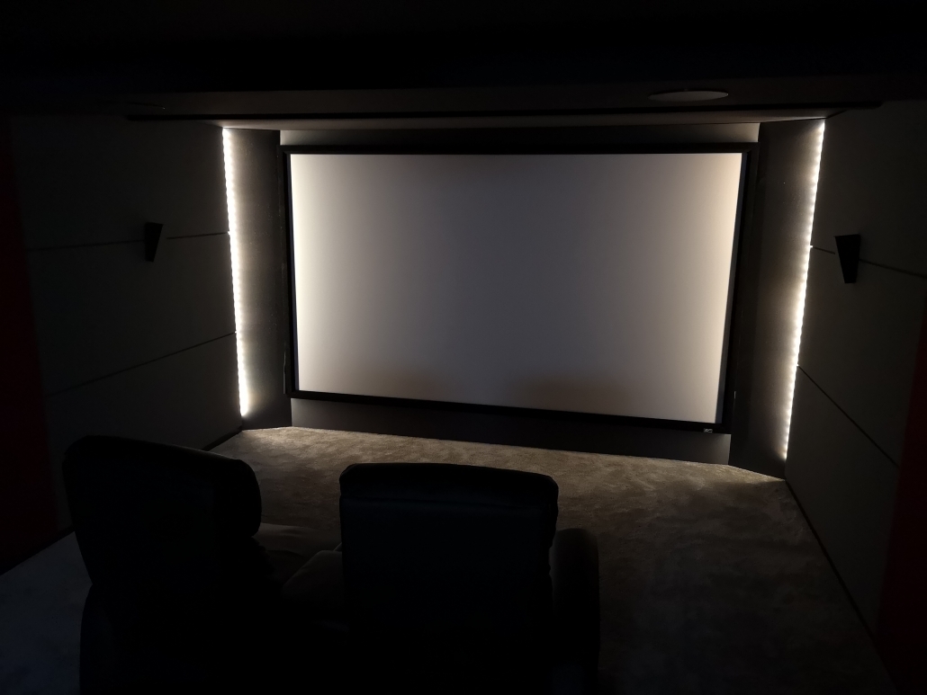 Hochwertiger Heimkino-Raum mit Kinoleinwand und LED-Lichtkanten