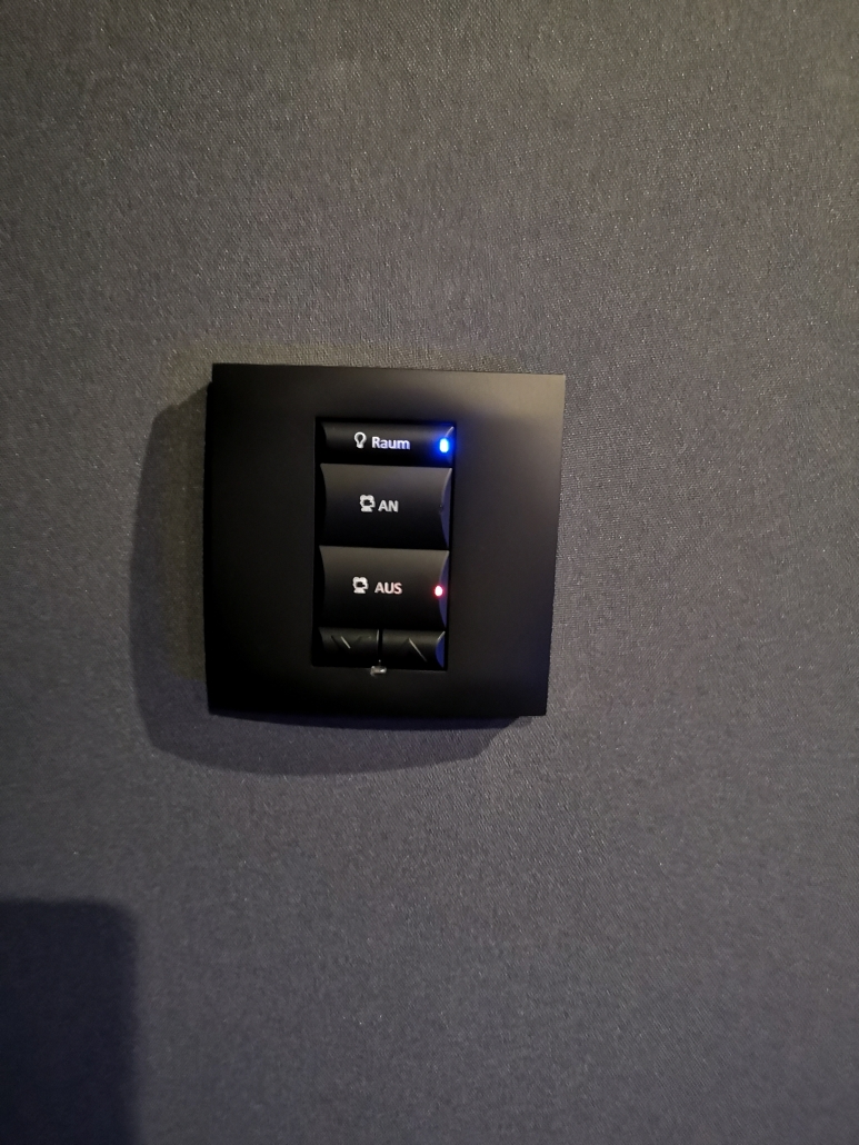 Elegante Wandsteuerung für Smart-Home-Heimkino