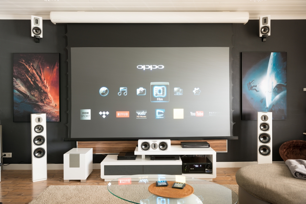 Wohnzimmerkino mit elegant integriertem Sound & Leinwand